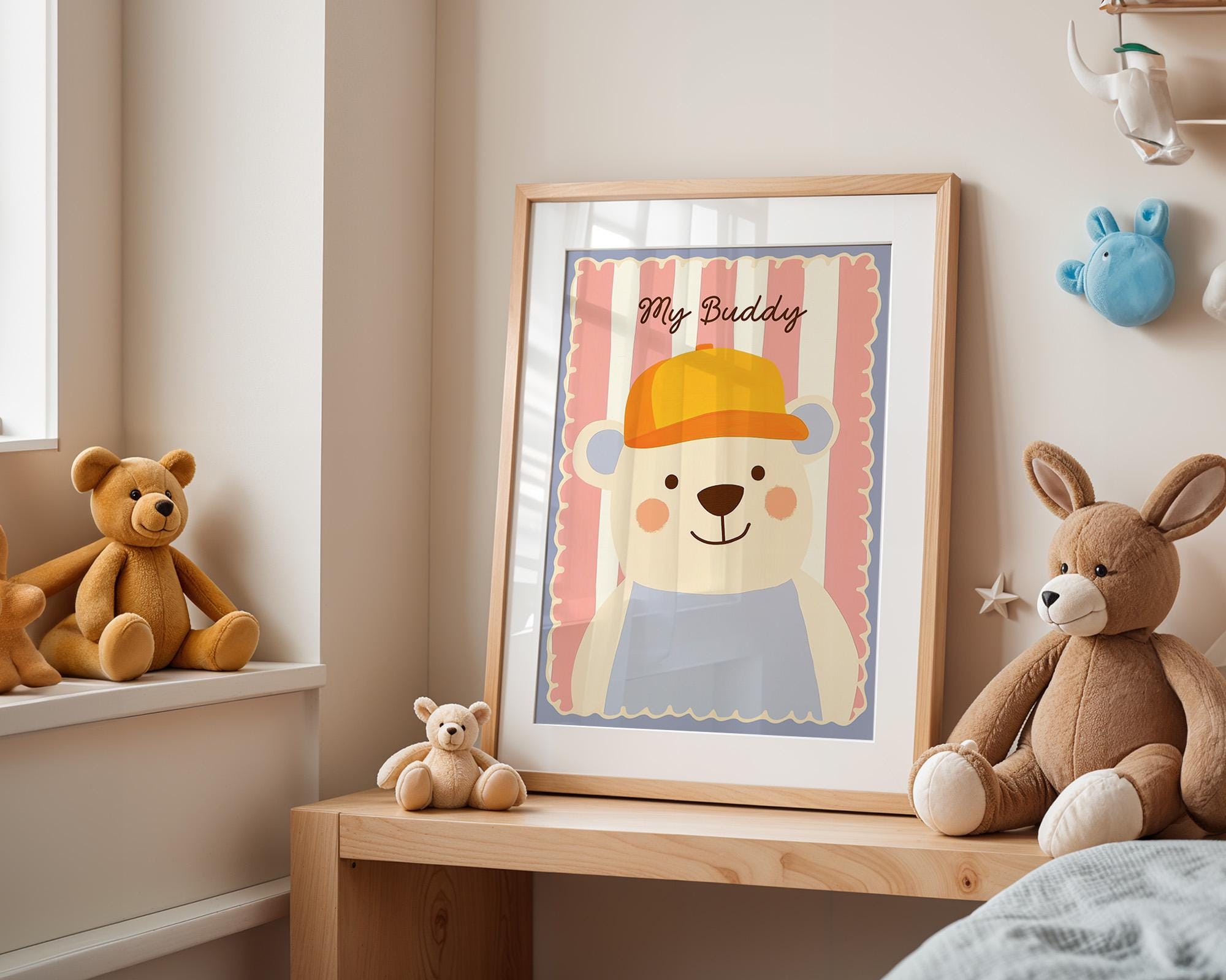 Poster Kinderzimmer Bär · My Buddy Schriftzug · Süßes Tierposter mit Mütze · Rosa & Pastell Deko · Freundliches Wandbild · Ohne Rahmen