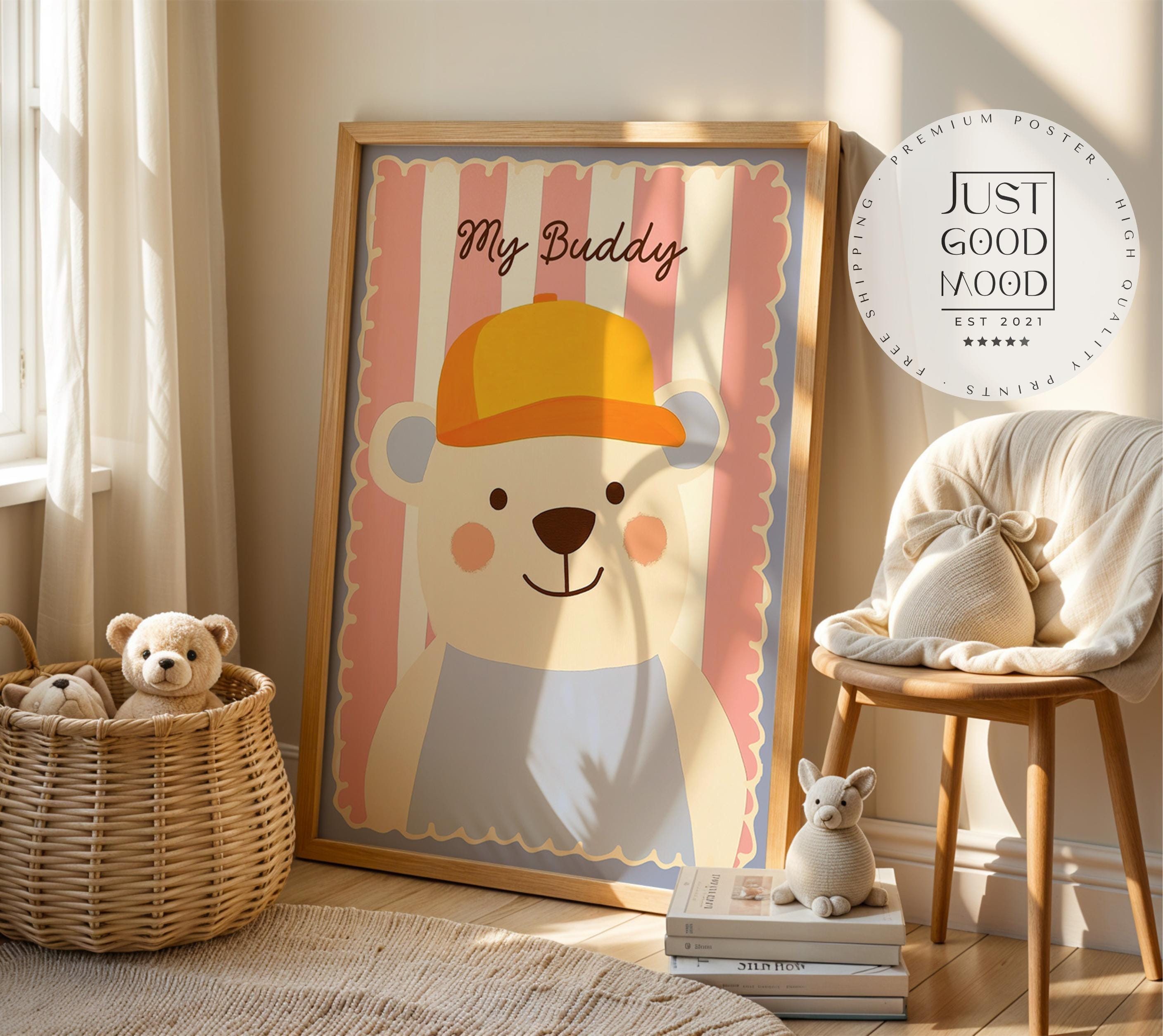 Poster Kinderzimmer Bär · My Buddy Schriftzug · Süßes Tierposter mit Mütze · Rosa & Pastell Deko · Freundliches Wandbild · Ohne Rahmen