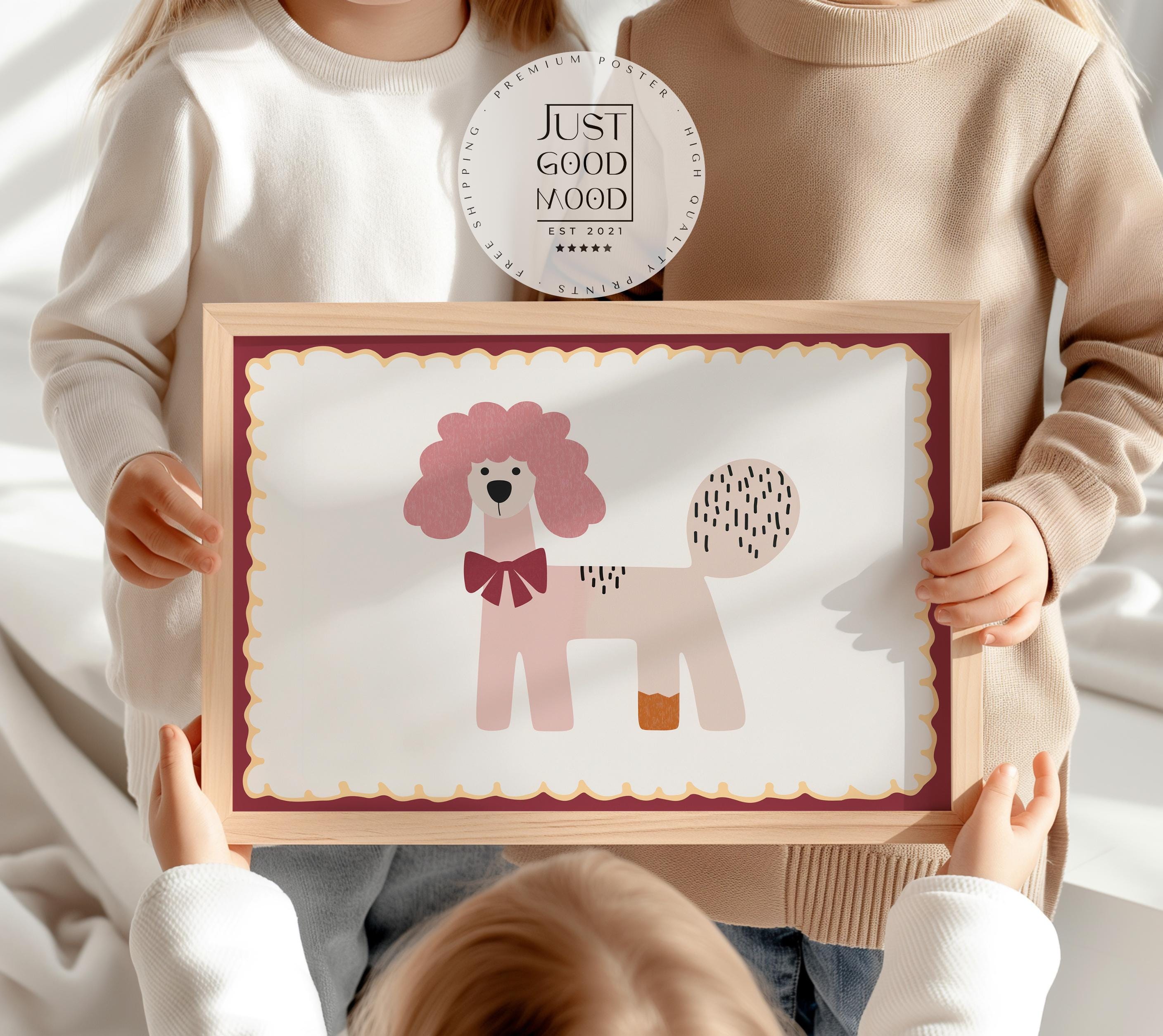 Poster Kinderzimmer Hund · Rosa Pudel mit Schleife · Verspieltes Tierposter im Retro Look · Liebevolle Deko für Kinder · Print ohne Rahmen